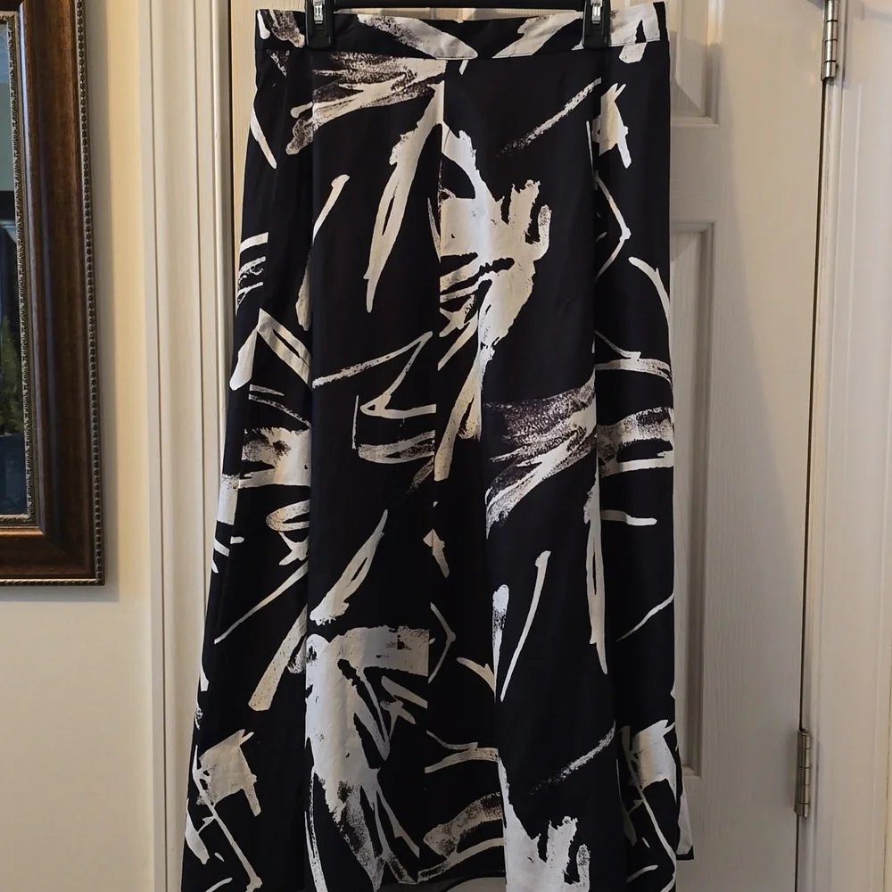 WORTHINGTON BRAND WOMEN'S PLUS SIZE BLACK AND WHITE FULL SKIRT SIZE 22W